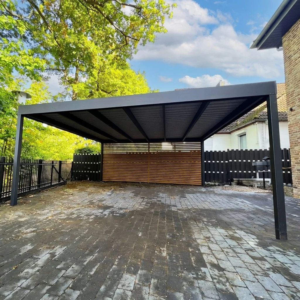 Doppelcarport aus Aluminium in Anthrazit mit Sichtschutzwand in Köln