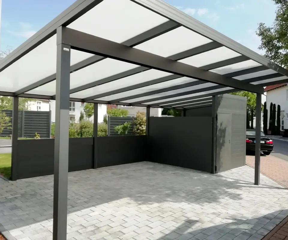 Doppelcarport mit Polycarbonat-Dach, Seitenwänden und Abstellraum in Köln