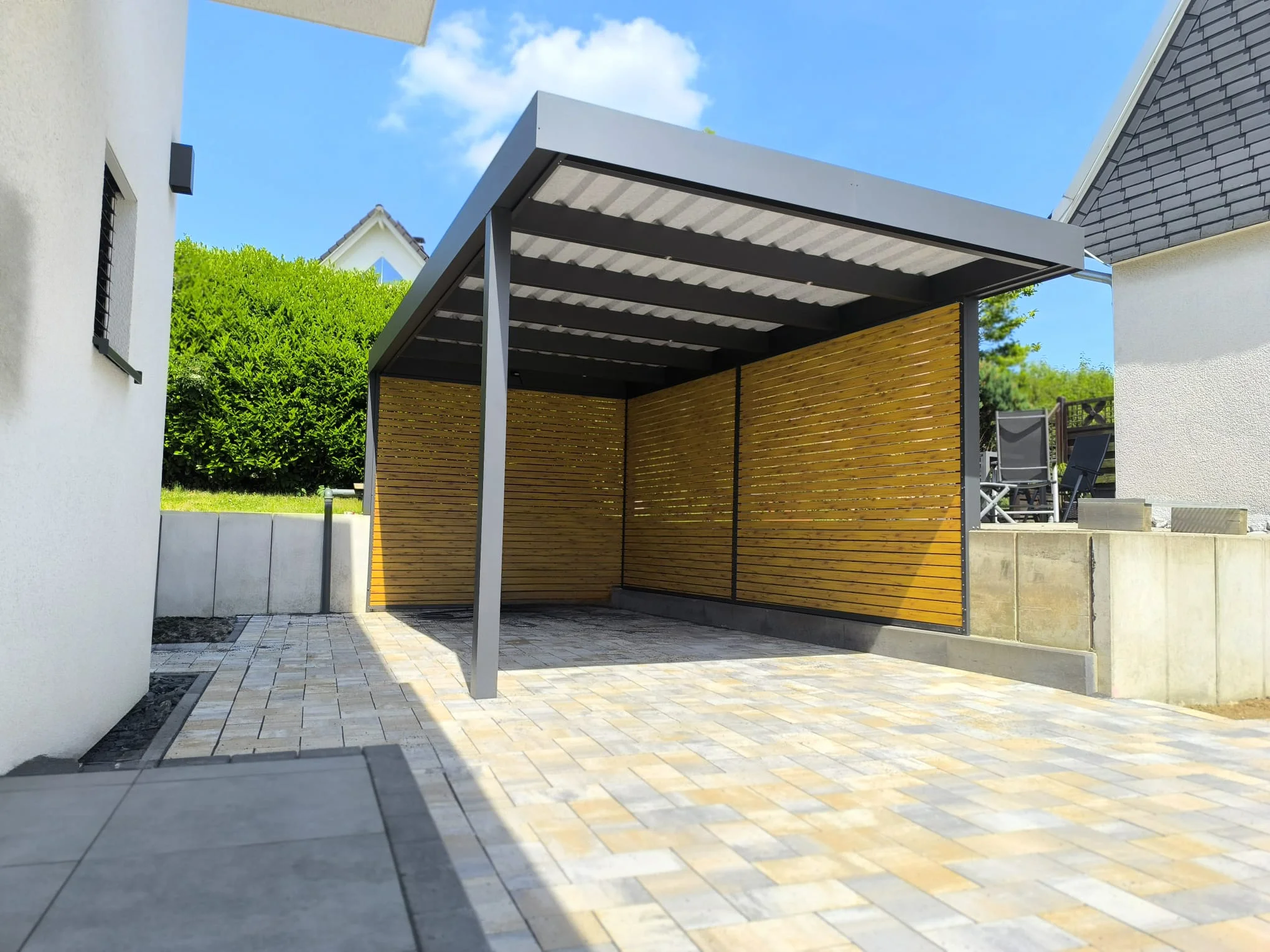 Einzelcarport aus Aluminium mit Seitenwand in Warmton in Leverkusen