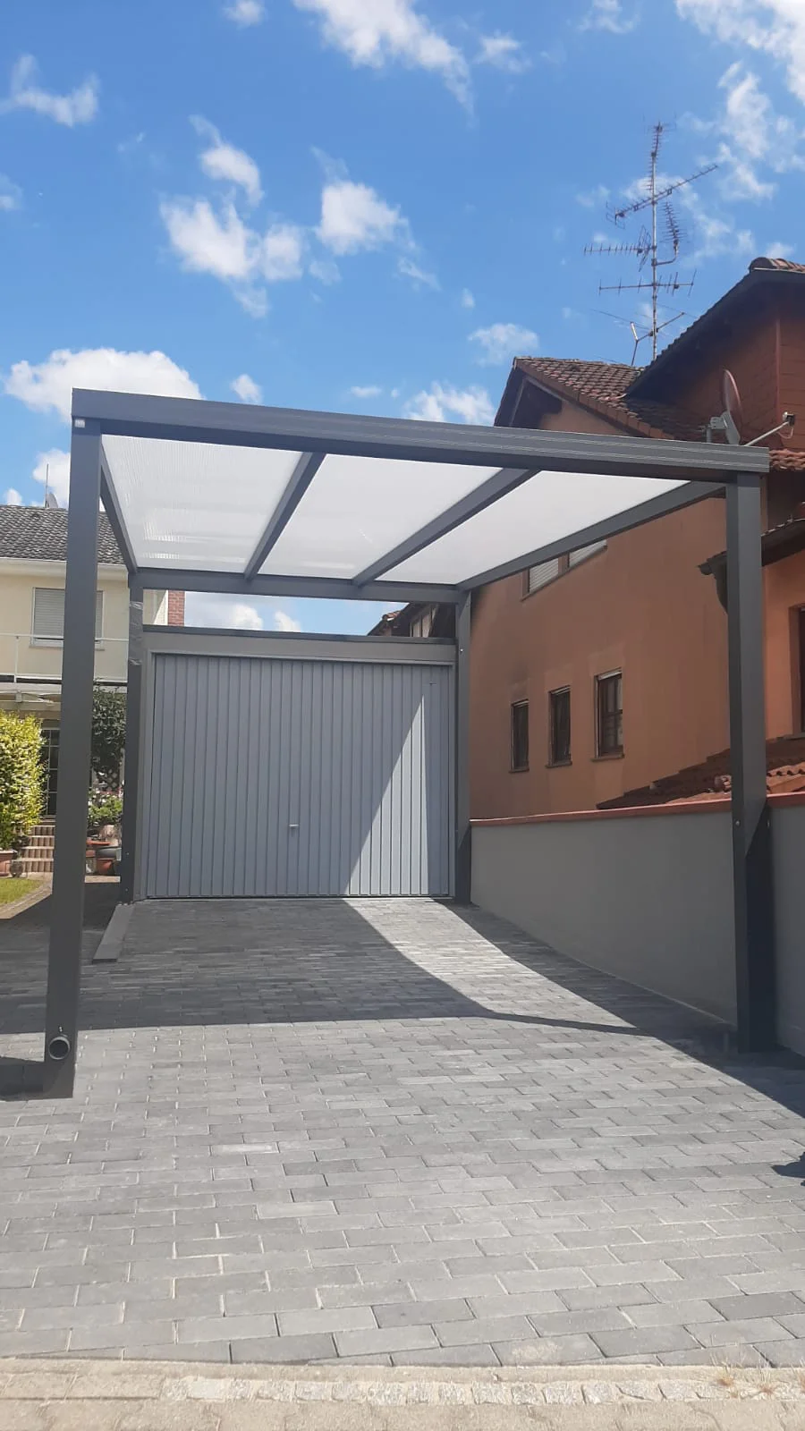 Einzelcarport mit Stegplatten und Geräteraum in Anthrazit in Köln