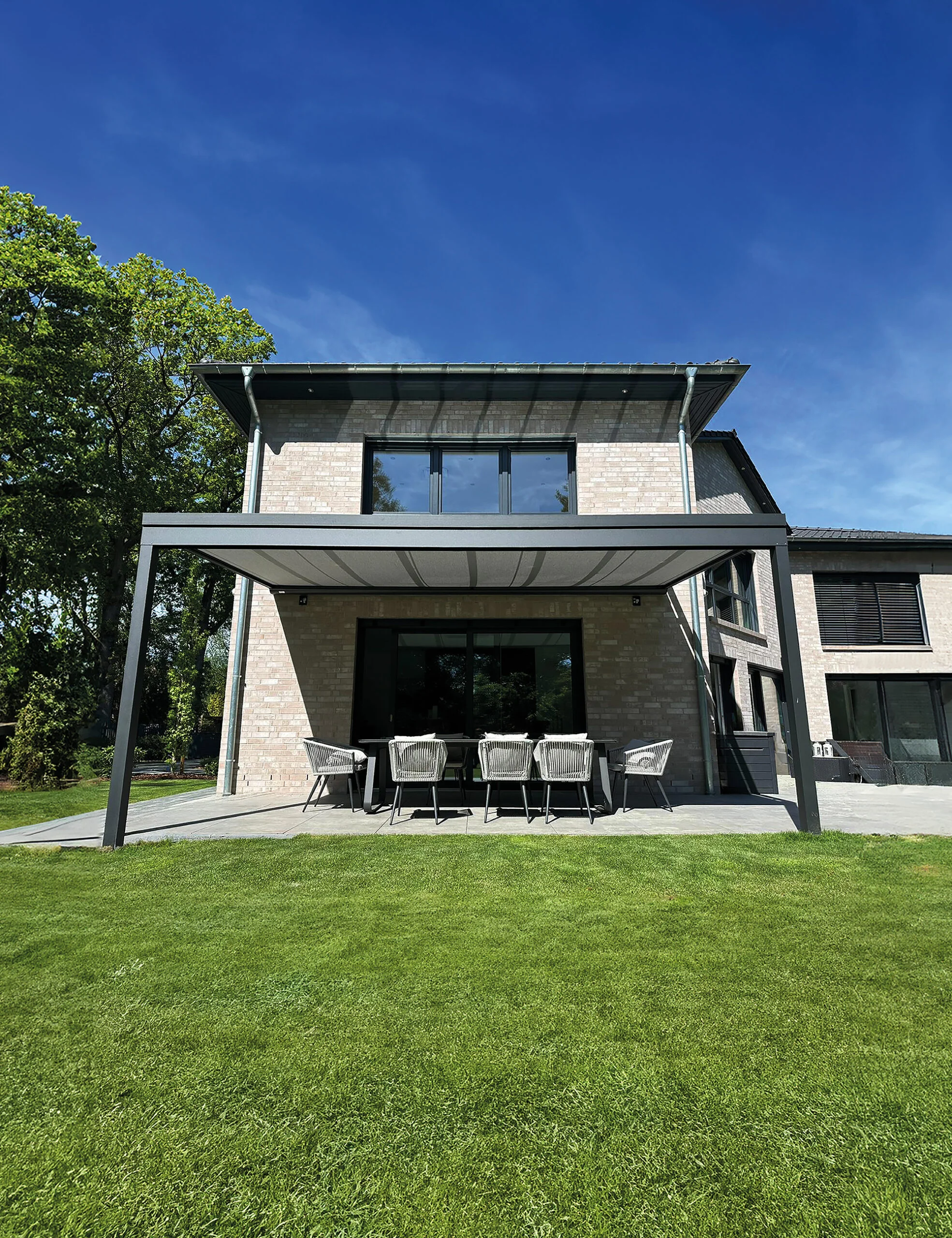 Exklusive Aluminium-Pergola mit Markise zur Beschattung in Anthrazit in Solingen