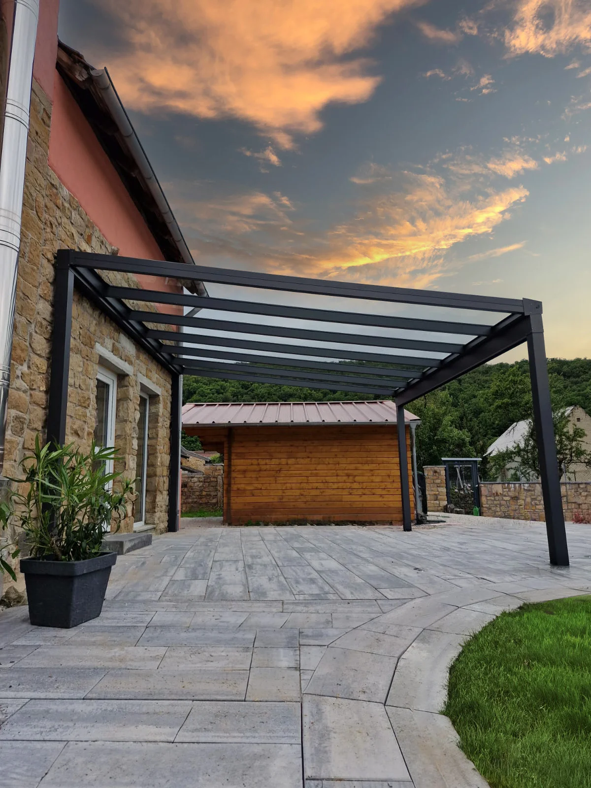 Freistehende Aluminium-Terrassenüberdachung in Anthrazit bei Abendsonne in Köln