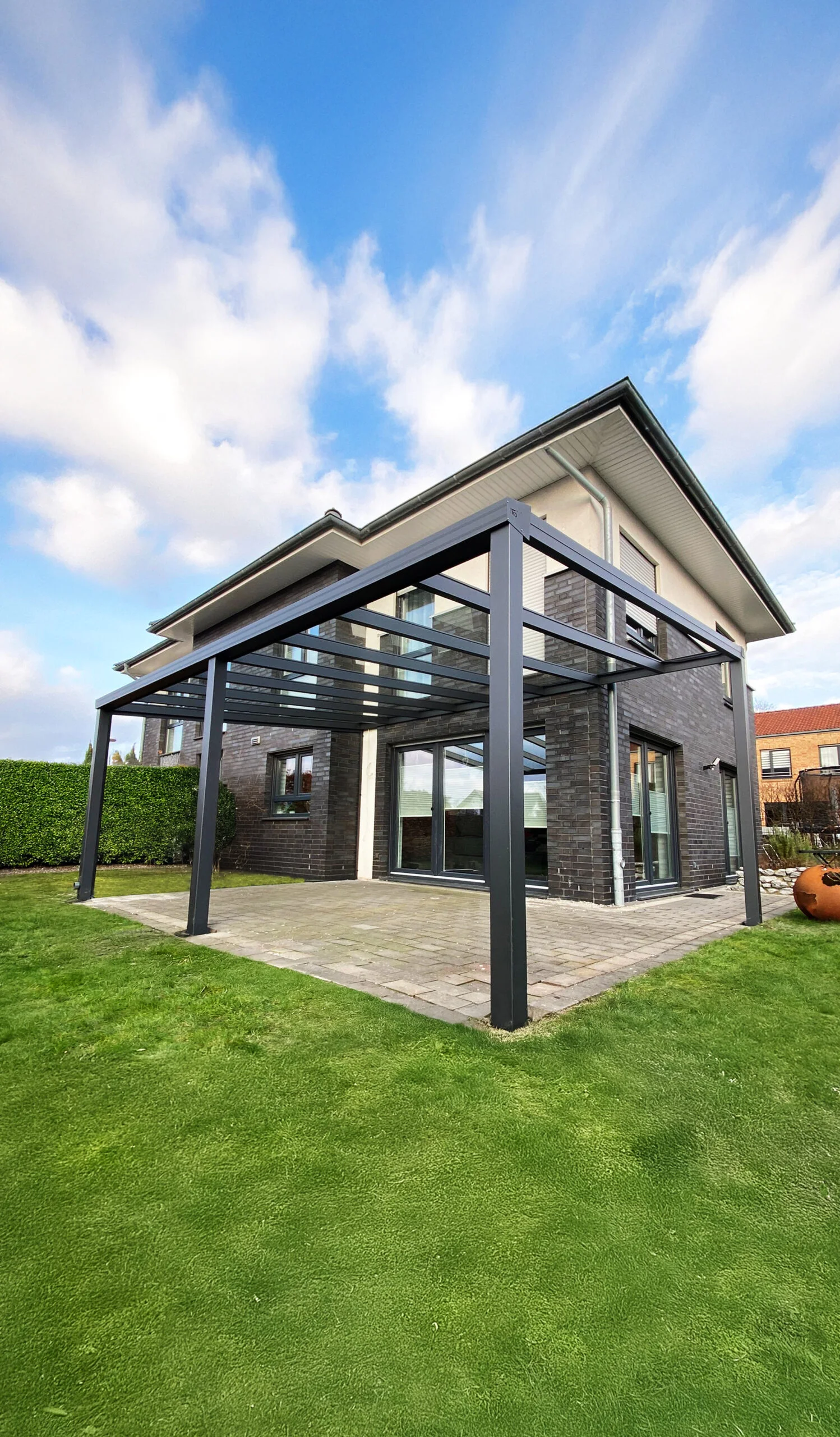 Freistehende Aluminium-Terrassenüberdachung mit Glas-Satteldach in Köln