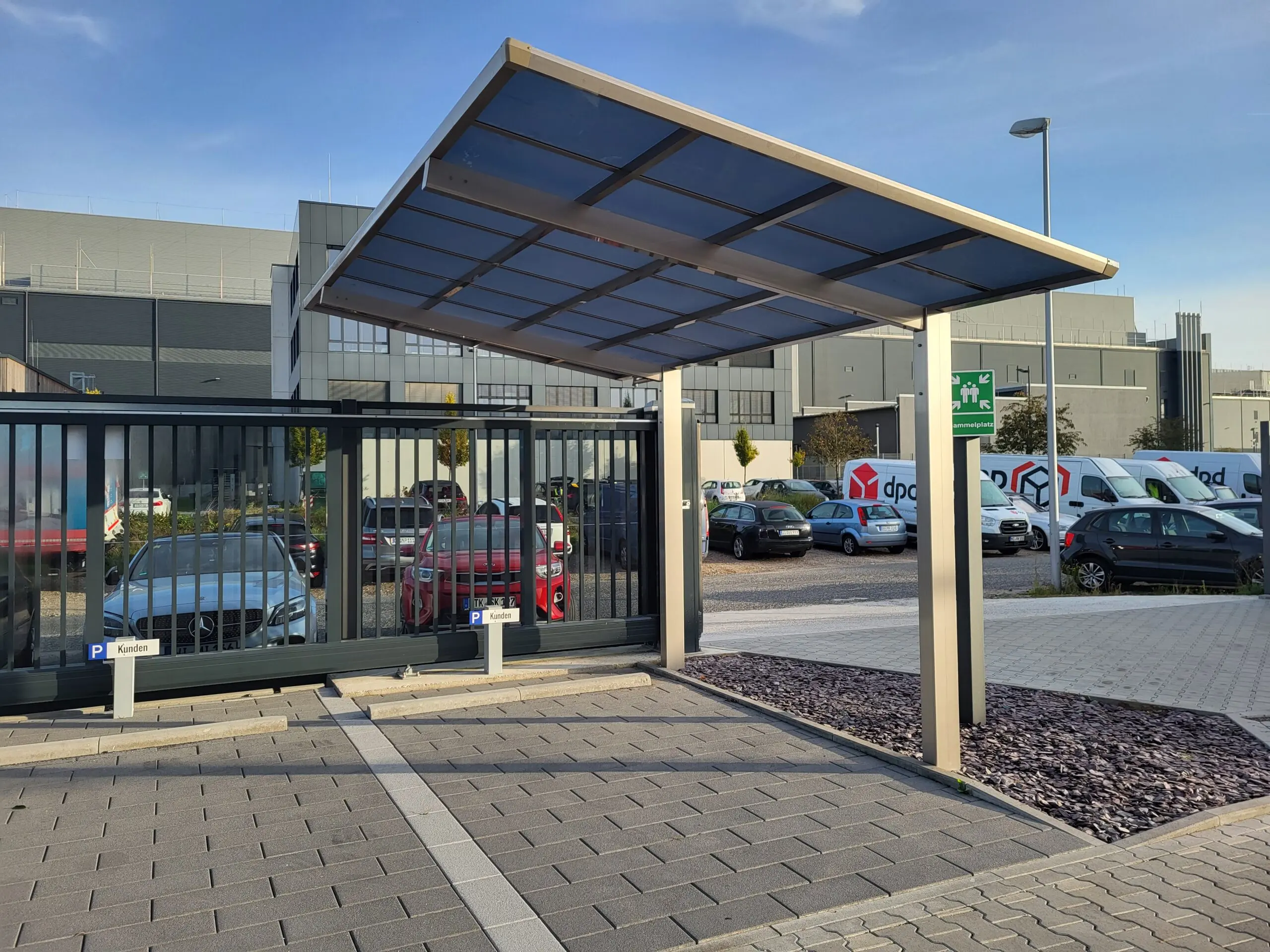 Gewerbliche Aluminium-Überdachung mit Polycarbonat-Dach in Leverkusen
