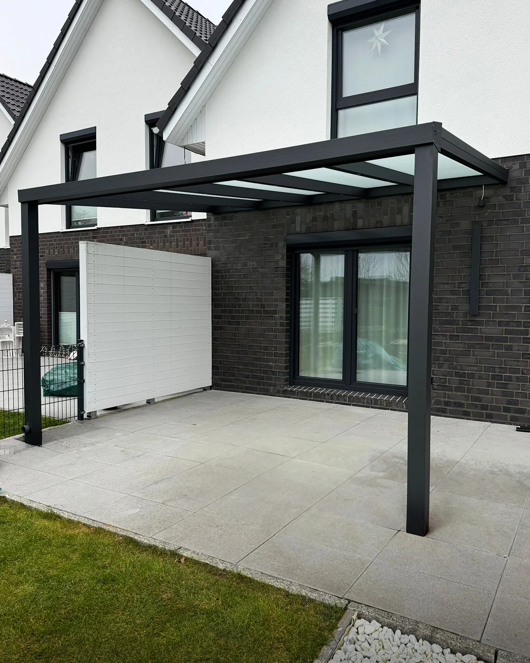 Glas-Terrassenüberdachung aus Aluminium in Anthrazit in Leichlingen