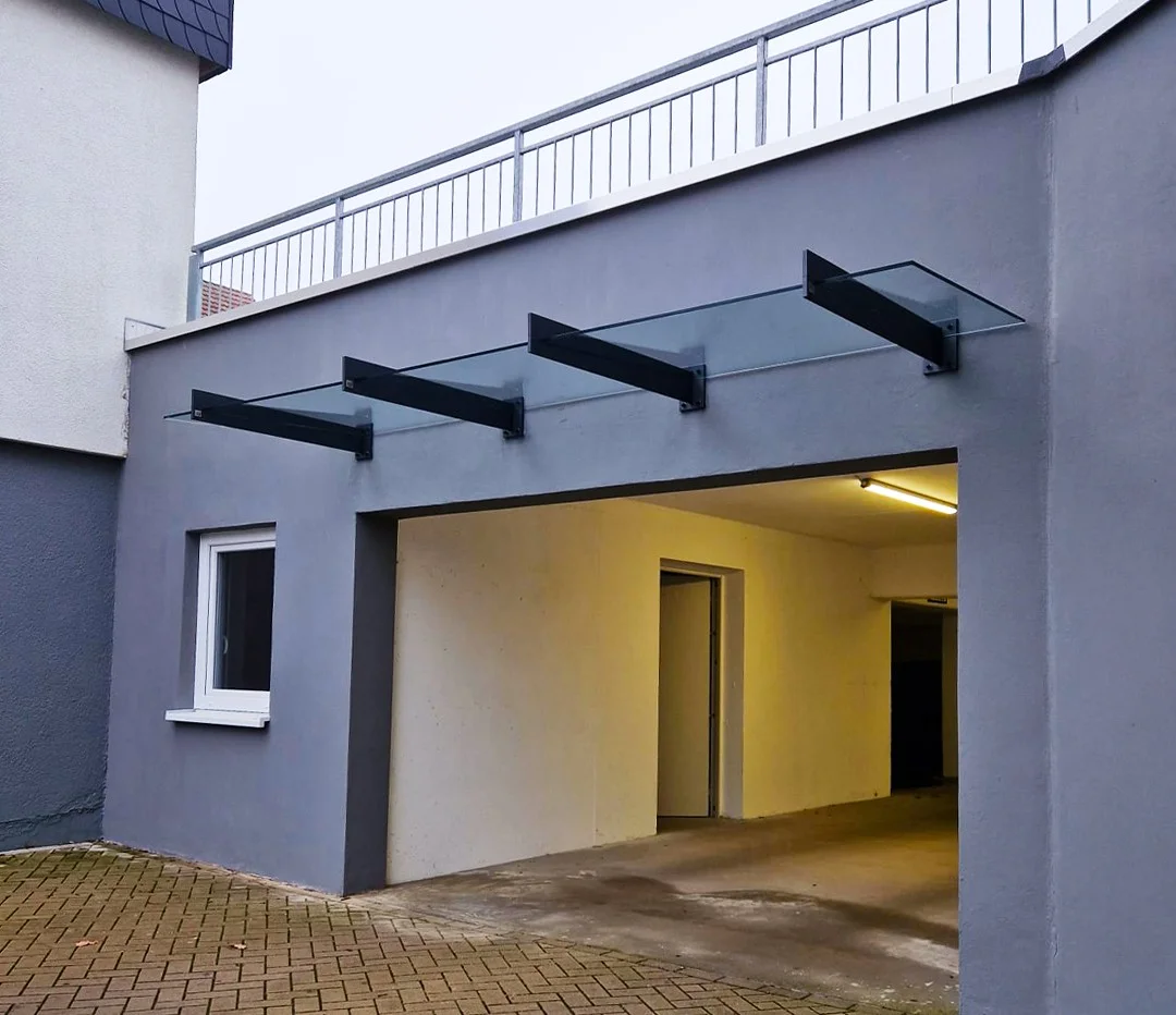 Breites Glasvordach in Anthrazit mit Dreifachhalter in Langenfeld