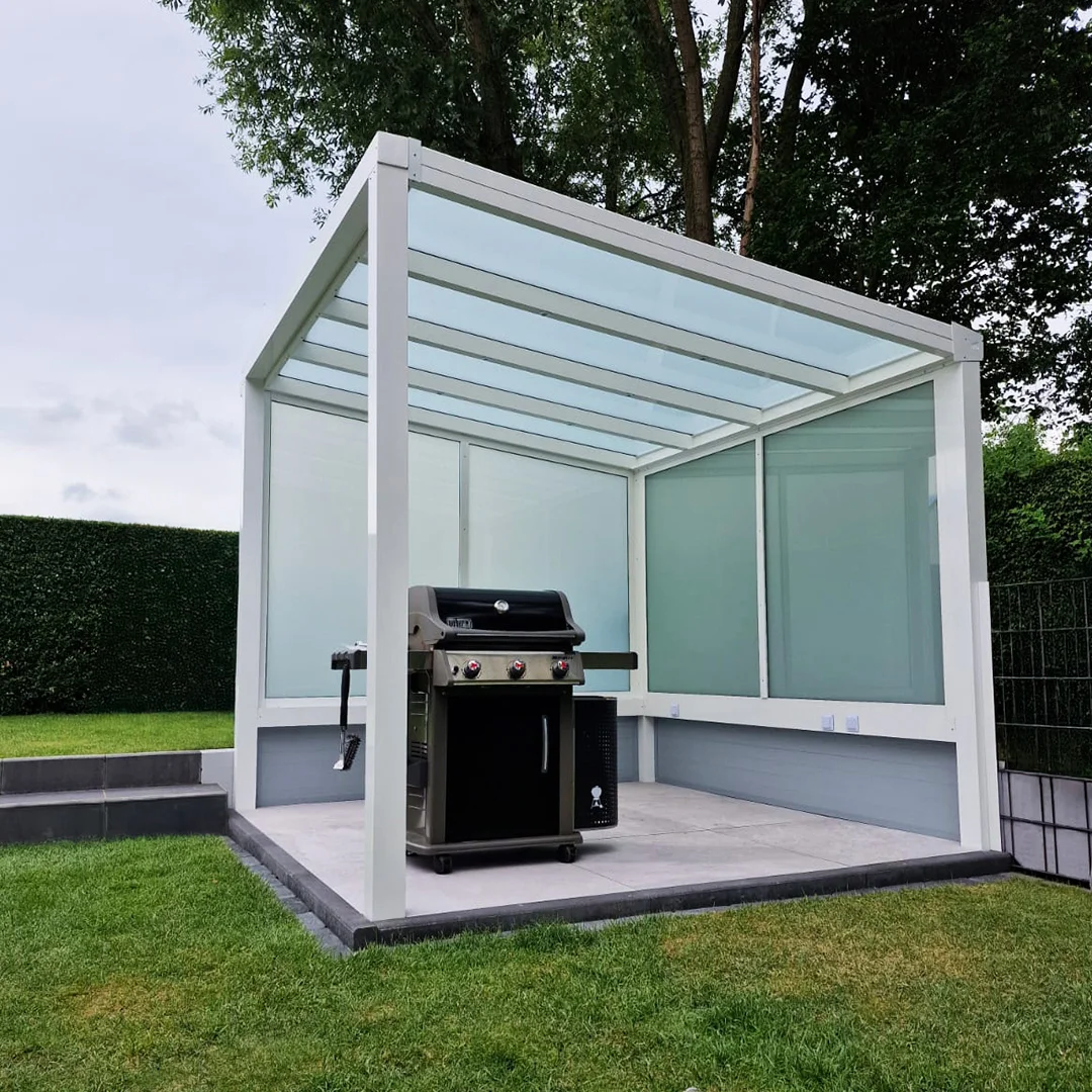 Rundum verglaster Grillpavillon aus Aluminium in Weiß in Overath