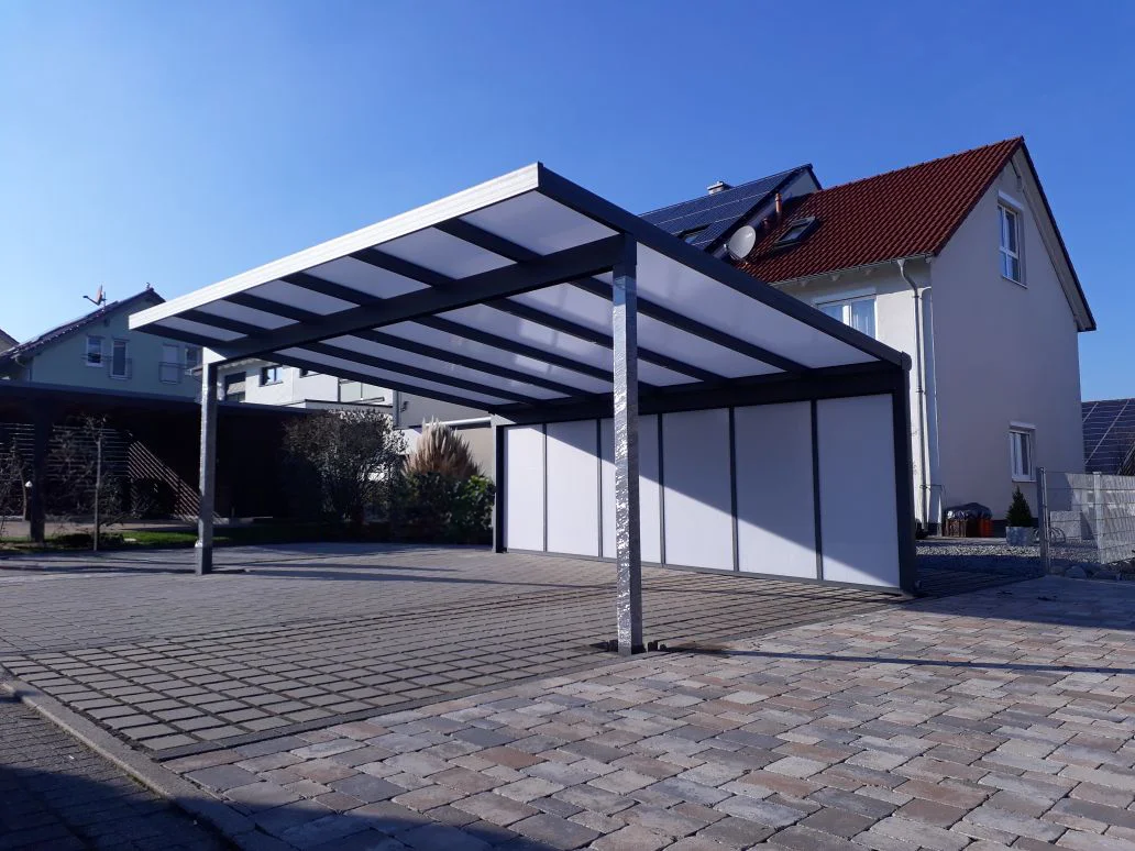Großer Doppelcarport mit Stegplatten und weißen Paneelen in Leverkusen
