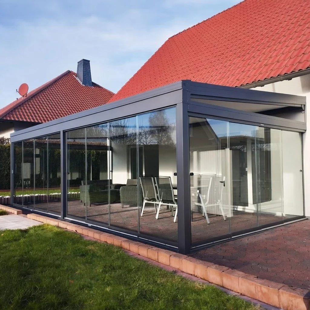 Großer Kaltwintergarten aus Aluminium mit Glasschiebewänden in Burscheid