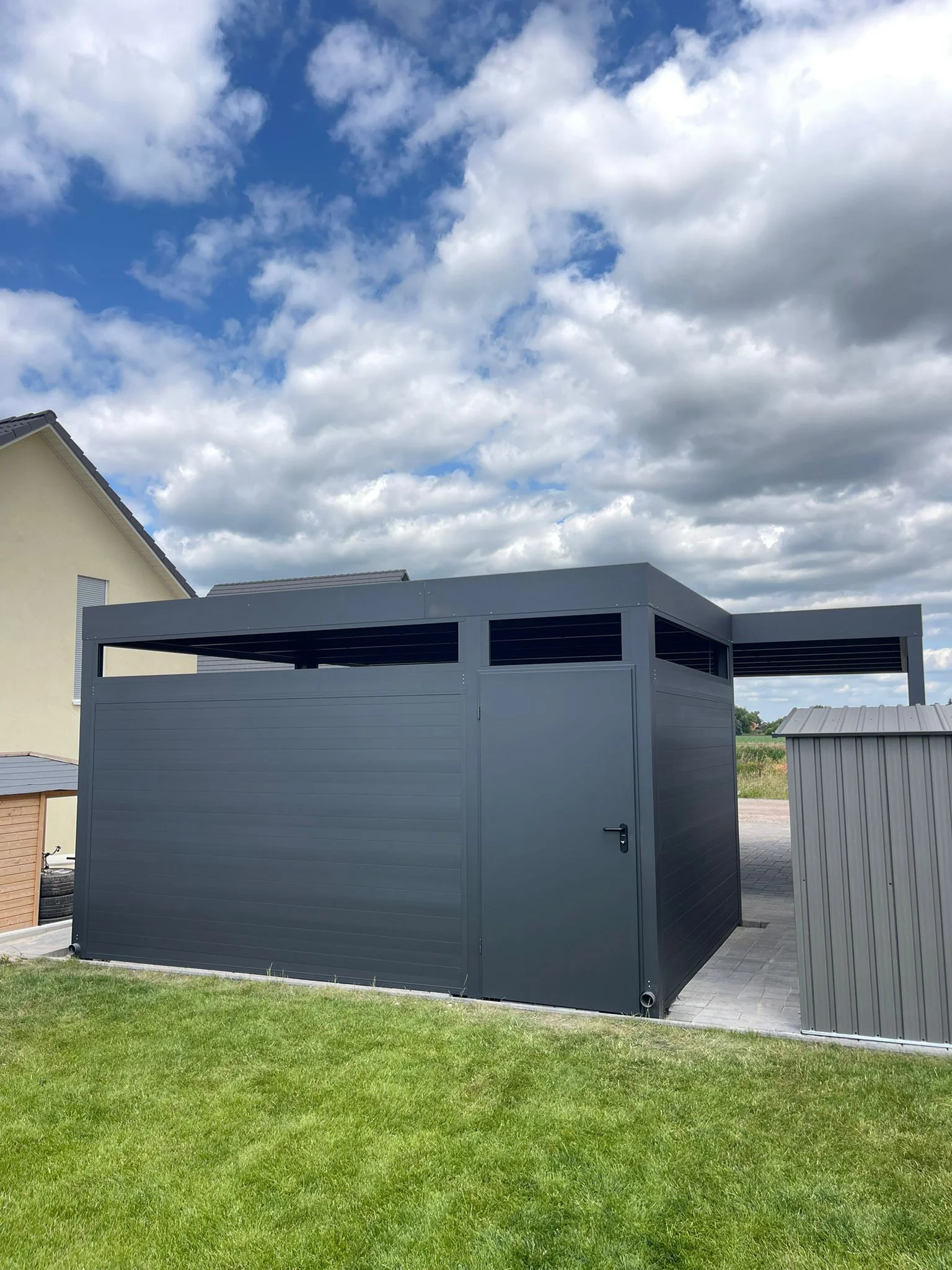Großes Metall-Gartenhaus in Anthrazit mit Seitendach