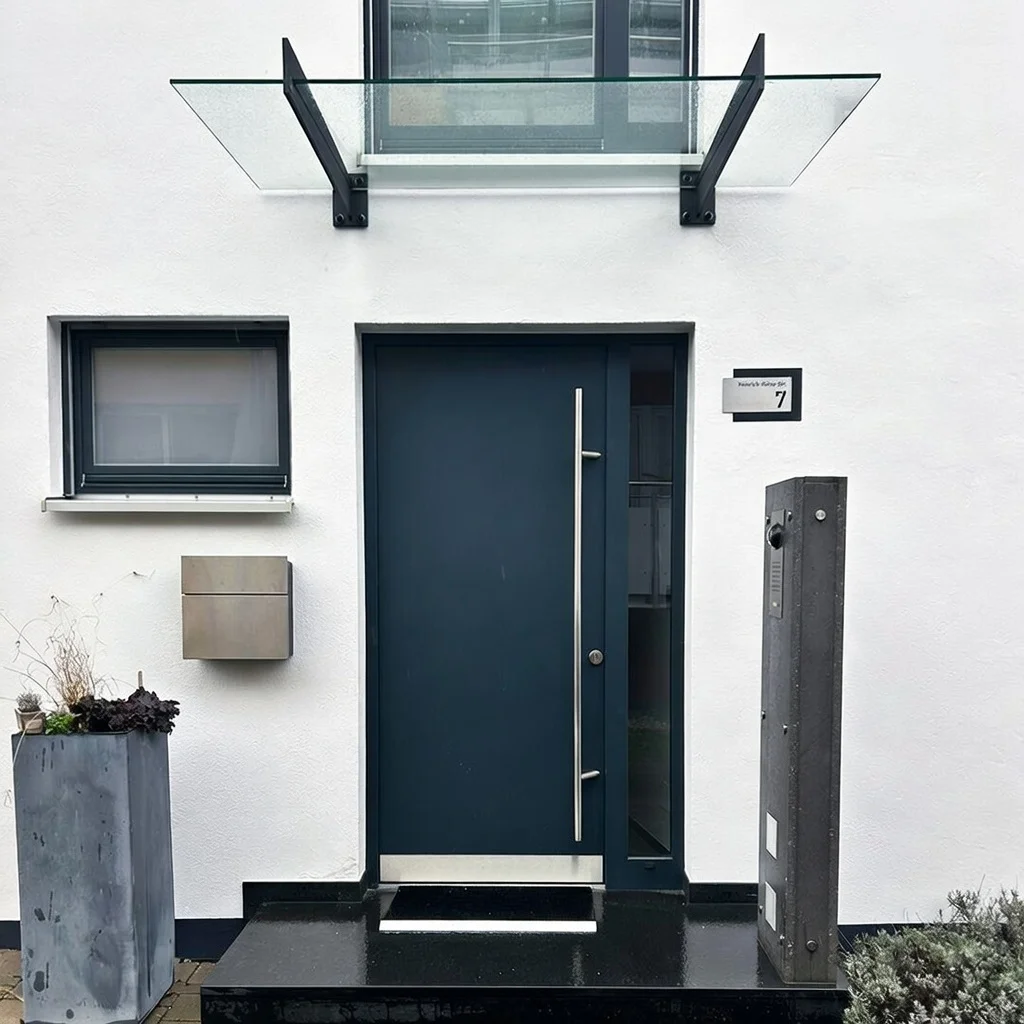 Haustürüberdachung mit Klarglas und L-Halter in Hilden