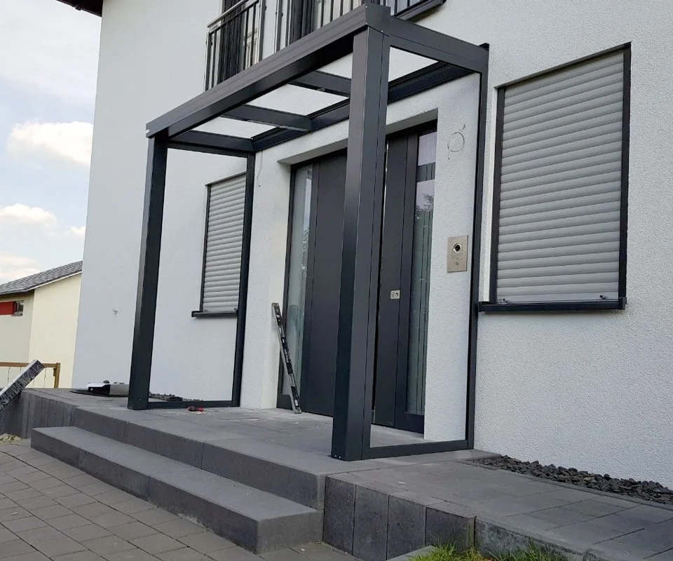 Haustürvordach aus Glas mit Seitenteil in Anthrazit in Burscheid