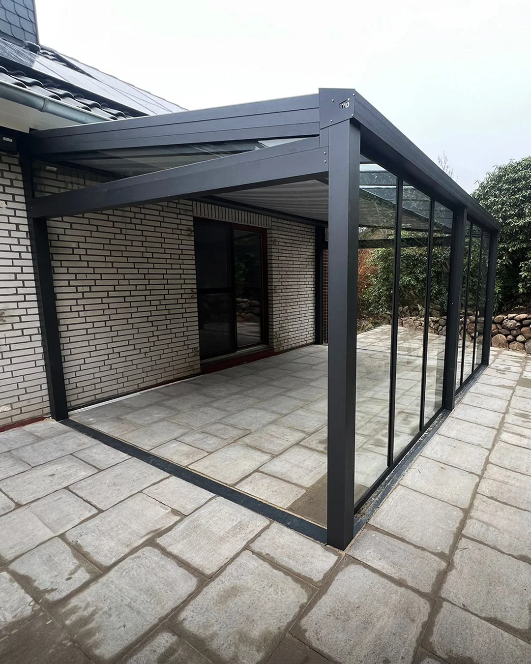 Kaltwintergarten aus Aluminium in Anthrazit am Klinkerhaus in Langenfeld
