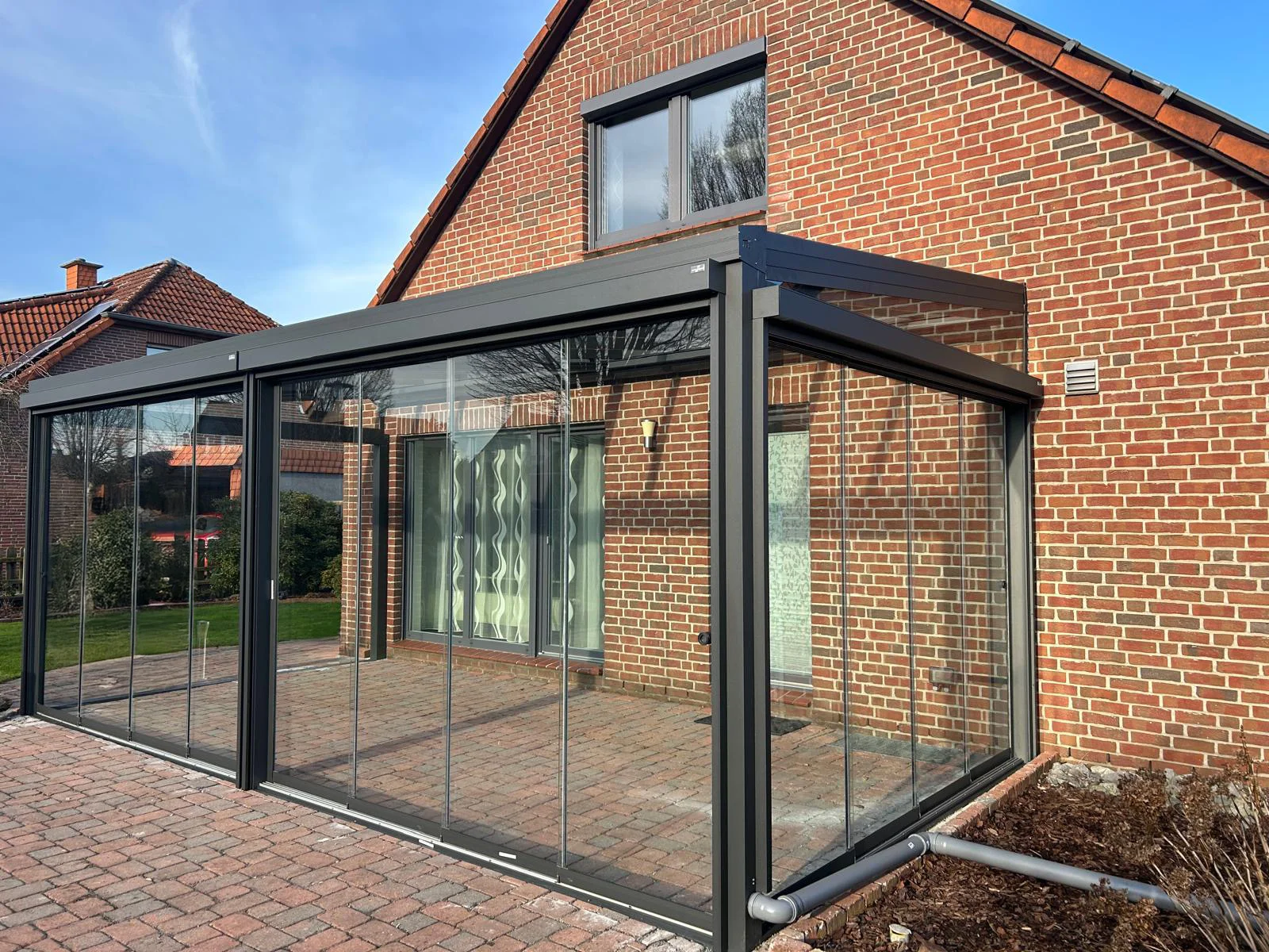Kaltwintergarten aus Aluminium in Anthrazit am Klinkerhaus in Köln