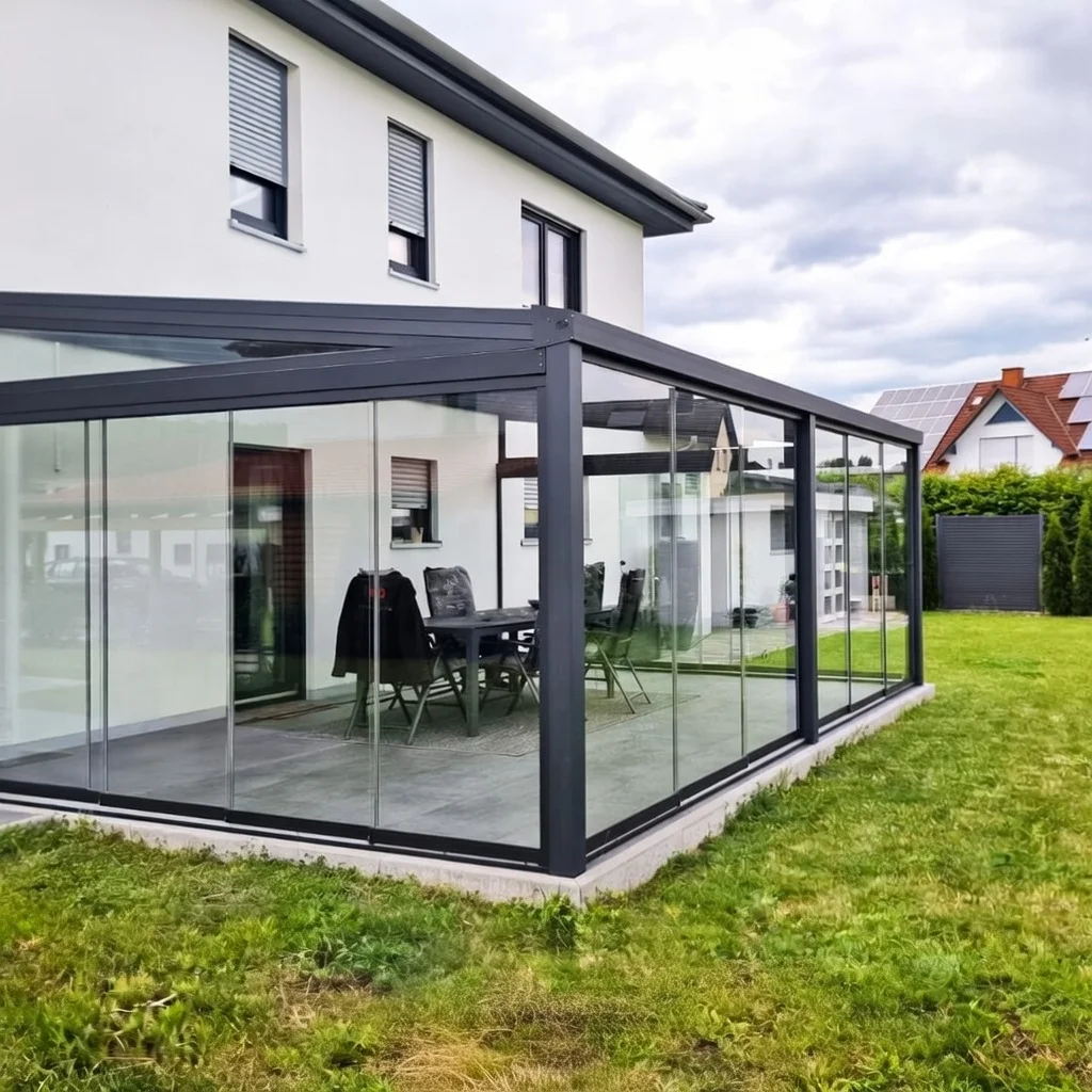 Kaltwintergarten aus Aluminium mit Glasschiebesystem in Bergisch Gladbach