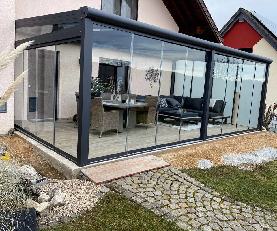 Kaltwintergarten aus Aluminium in Anthrazit mit Glasschiebewänden im Garten in Langenfeld