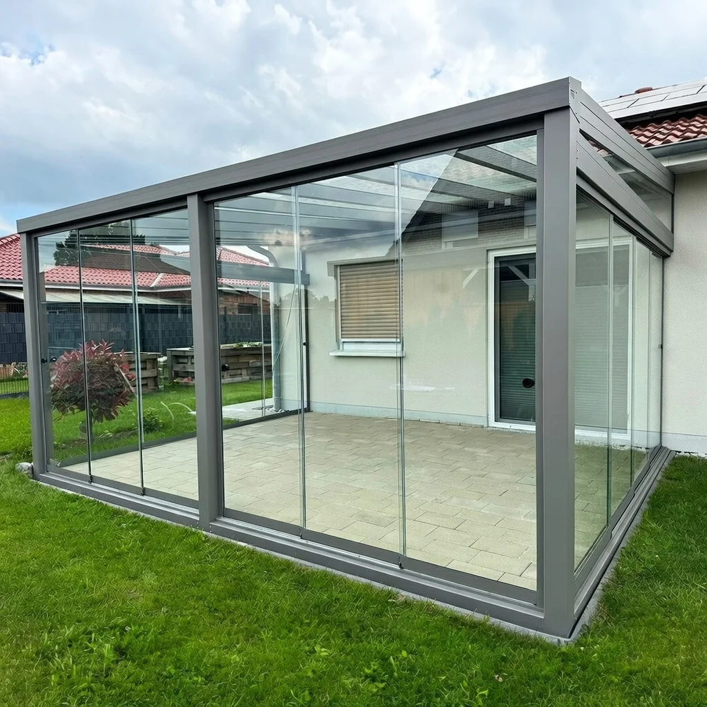 Kaltwintergarten aus Aluminium mit Glasschiebewänden in Köln