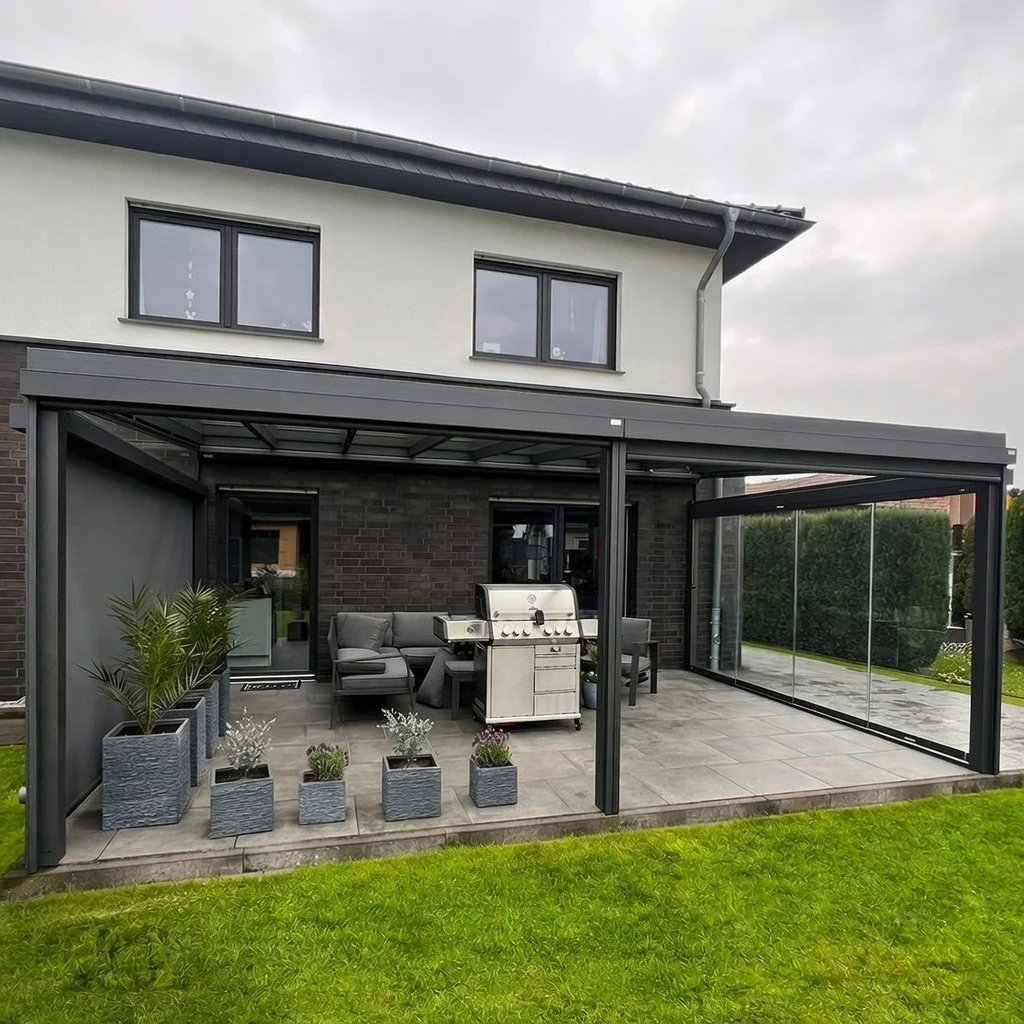 Kaltwintergarten aus Aluminium mit Glasschiebewänden und Markise in Hilden
