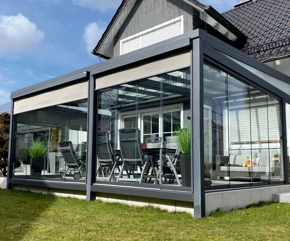 Kaltwintergarten mit Glasschiebewänden und Zip-Screen-Beschattung in Hilden