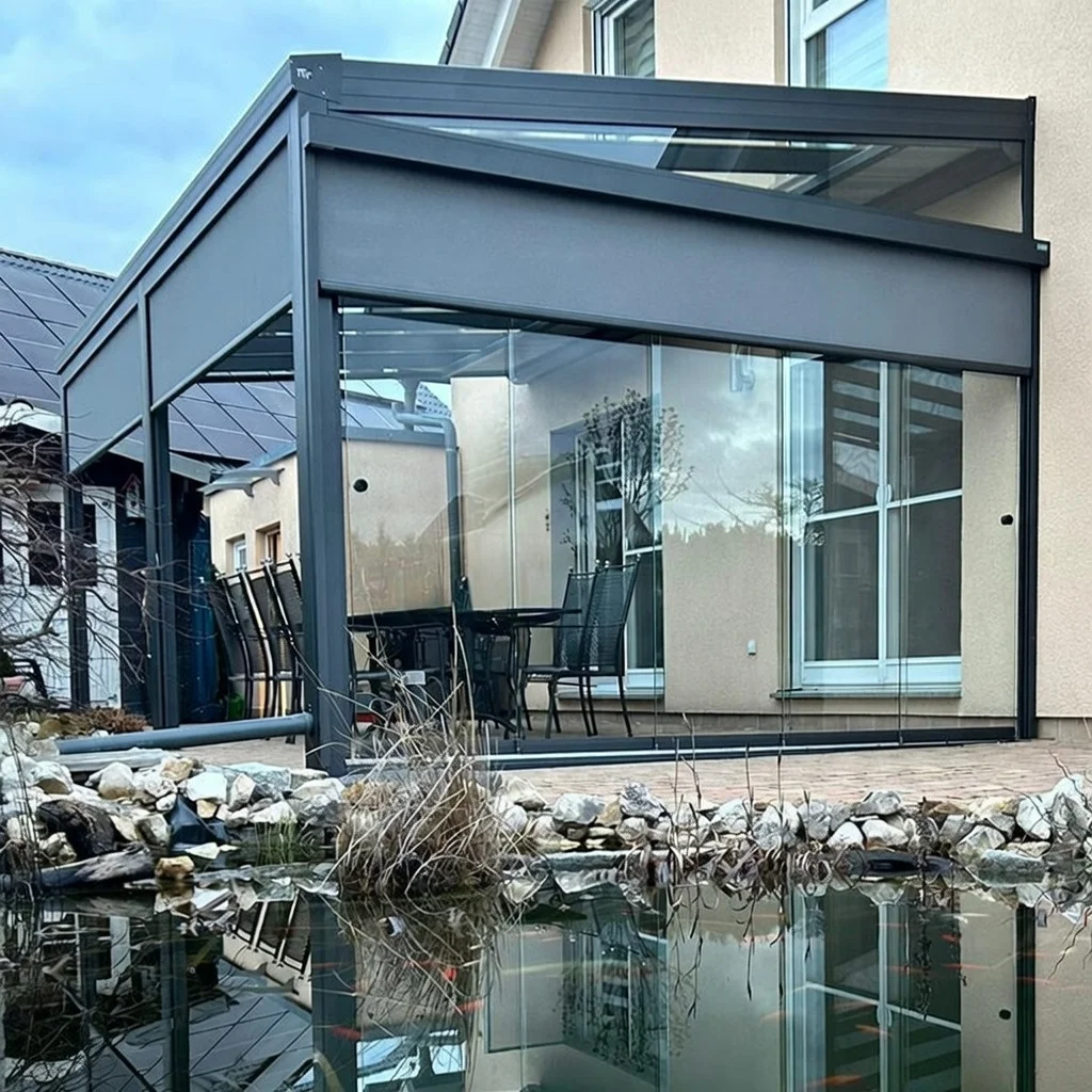 Kaltwintergarten aus Aluminium mit Glasschiebewänden und Zip-Screen in Monheim am Rhein