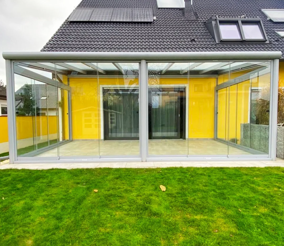 Kaltwintergarten aus Aluminium in Grau mit Glasschiebeelementen in Odenthal
