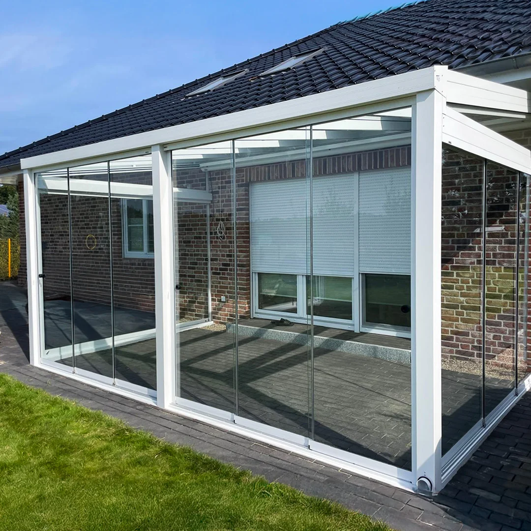Kaltwintergarten aus Aluminium in Weiß mit Glasschiebewänden in Odenthal