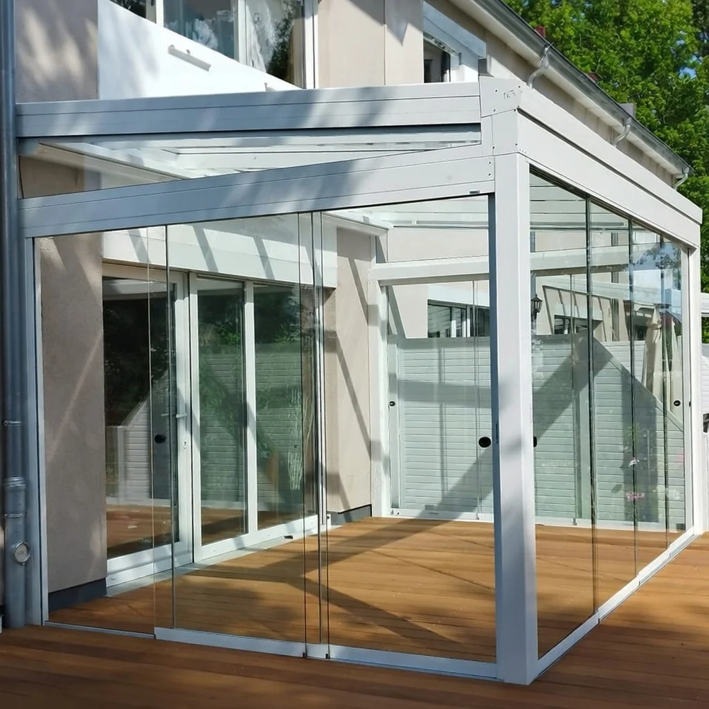 Kaltwintergarten aus Aluminium in Weiß mit Glasschiebewänden in Solingen