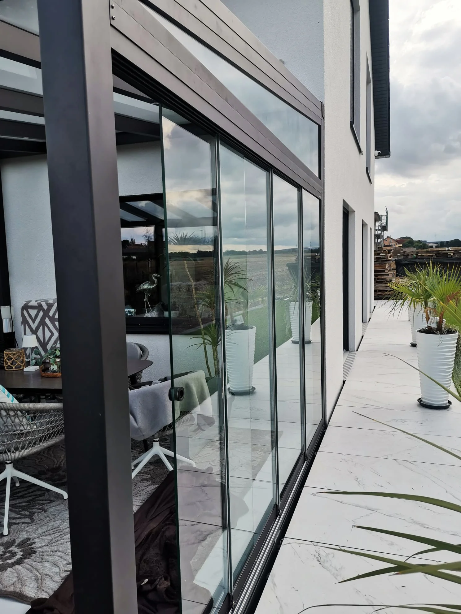 Detailansicht des Glasschiebesystems eines Kaltwintergartens in Leverkusen