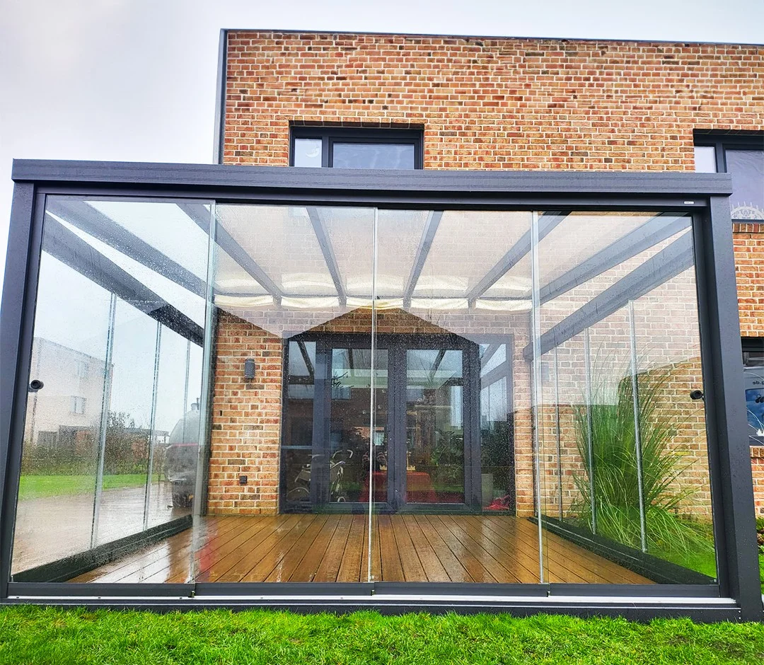 Kaltwintergarten mit Glasschiebewänden und Regenschutz in Leichlingen