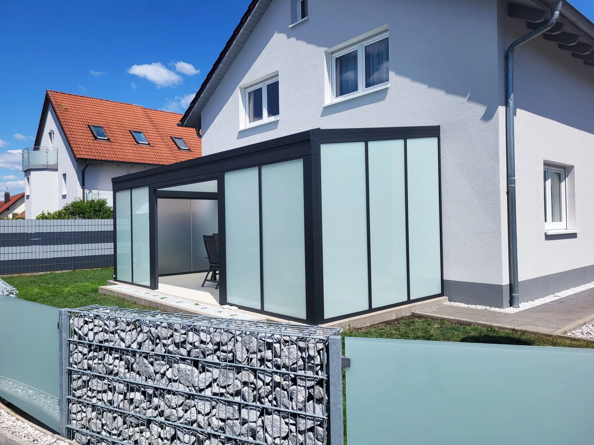 Kaltwintergarten mit Milchglas-Sichtschutz in Burscheid / Overath