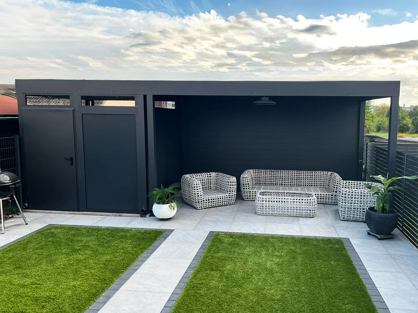 Metall-Gartenhaus in Anthrazit mit Loungebereich