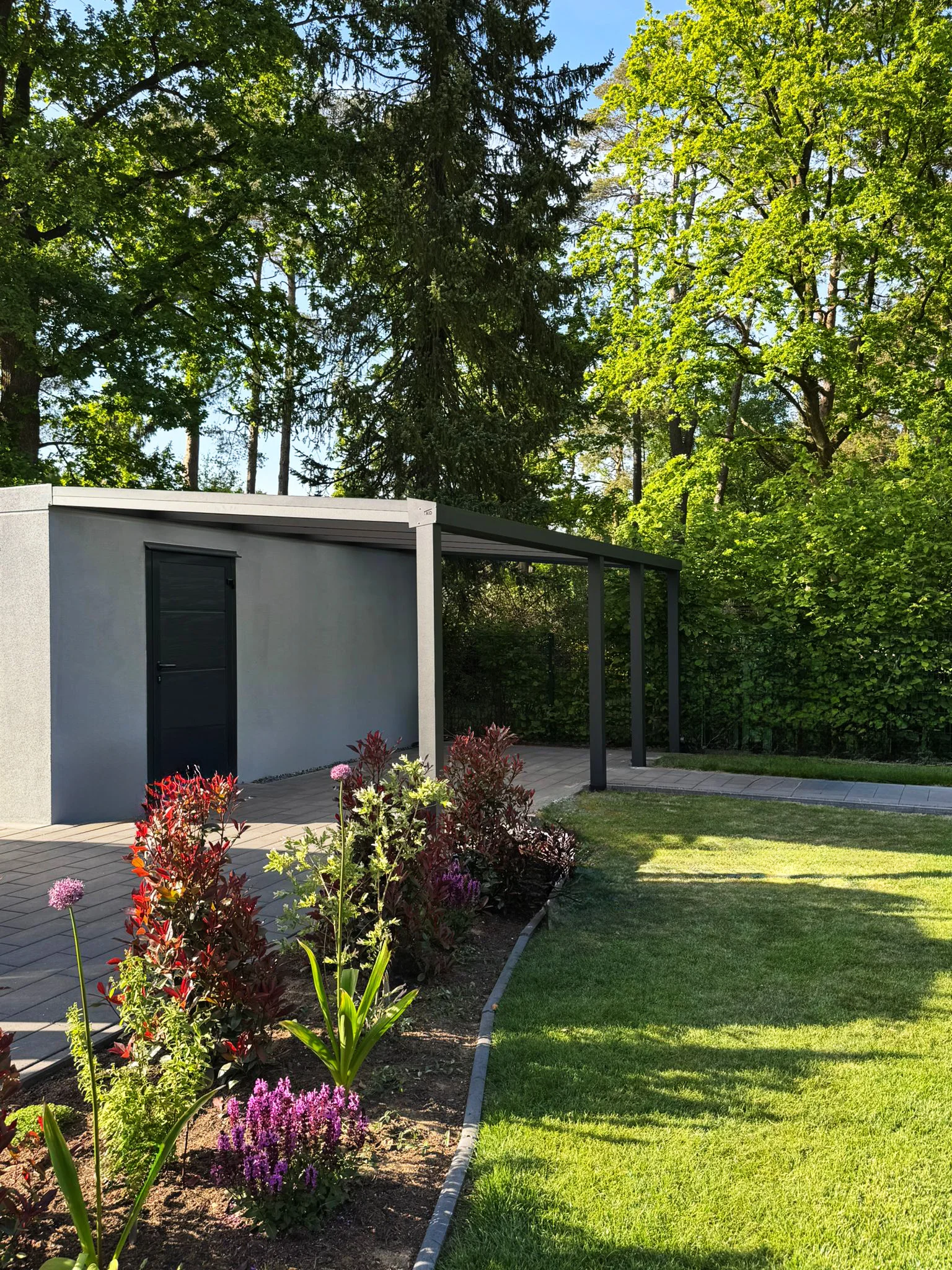 Modernes Metall-Gartenhaus in Anthrazit im Garten in Monheim am Rhein