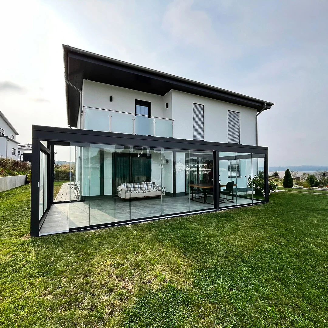 Moderner Anbau-Kaltwintergarten aus Aluminium als Gartenzimmer in Bergisch Gladbach