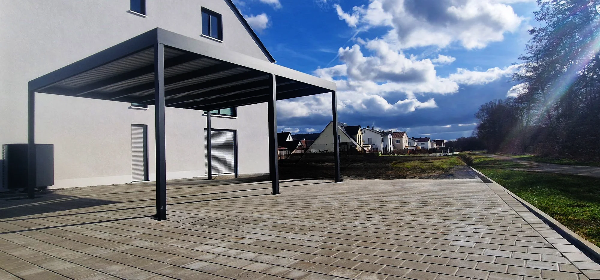 Terrassenüberdachung Aluminium Anthrazit Freistehend Weiße Wand Odenthal – Elsfen Bauelemente