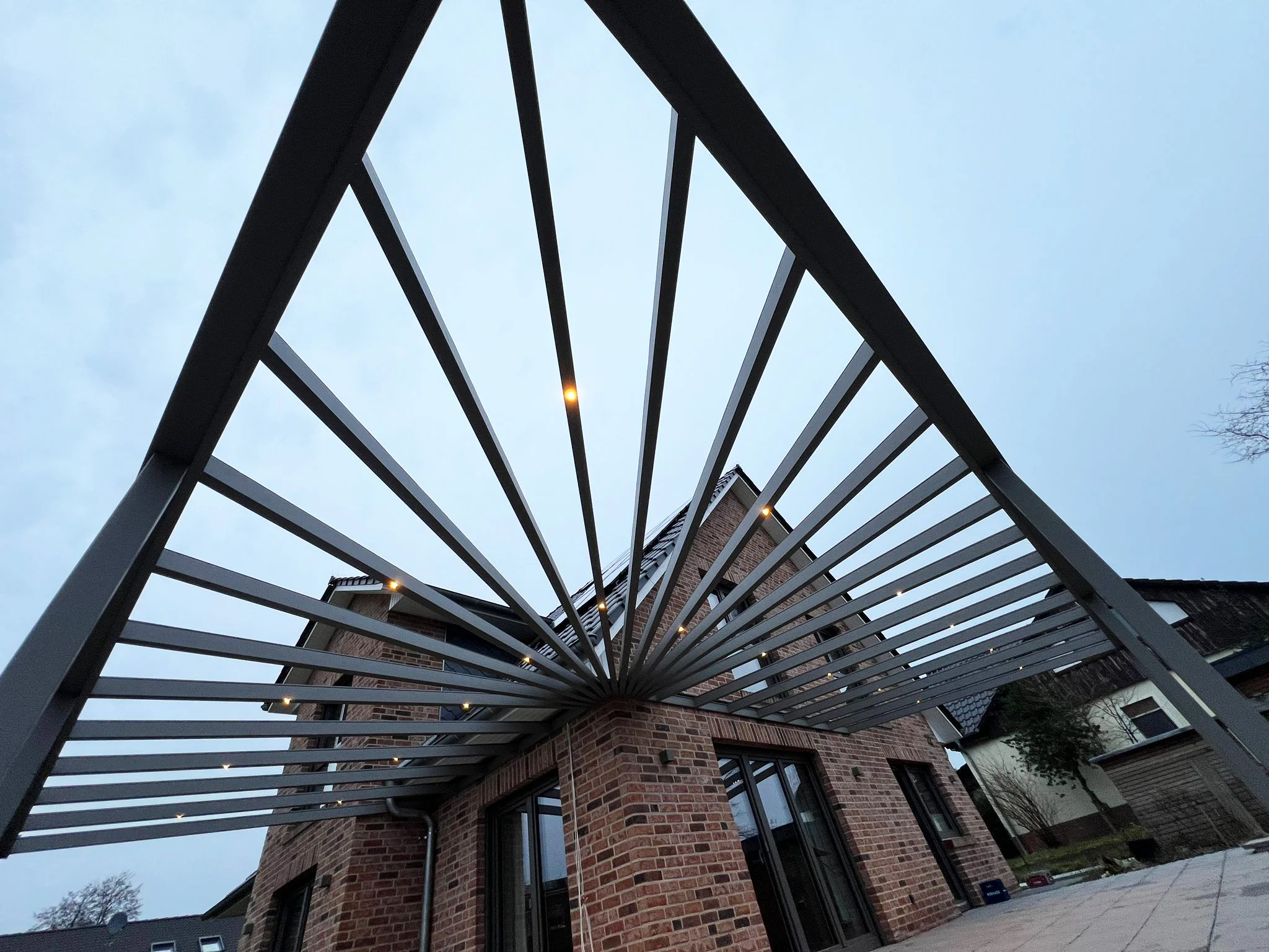 Terrassenüberdachung Aluminium Anthrazit Unteransicht Klinker Hilden – Elsfen Bauelemente