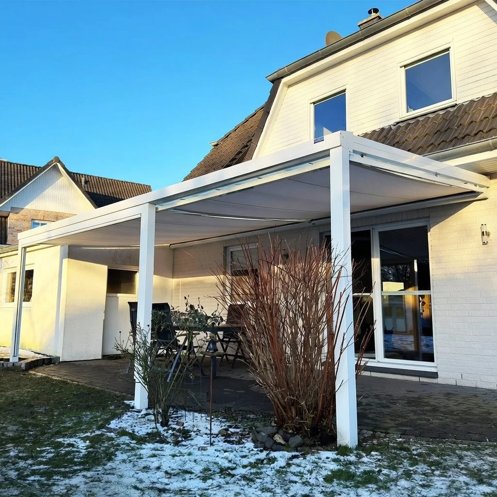 Aluminium-Terrassenüberdachung in Anthrazit mit Essbereich im Winter in Bergisch Gladbach