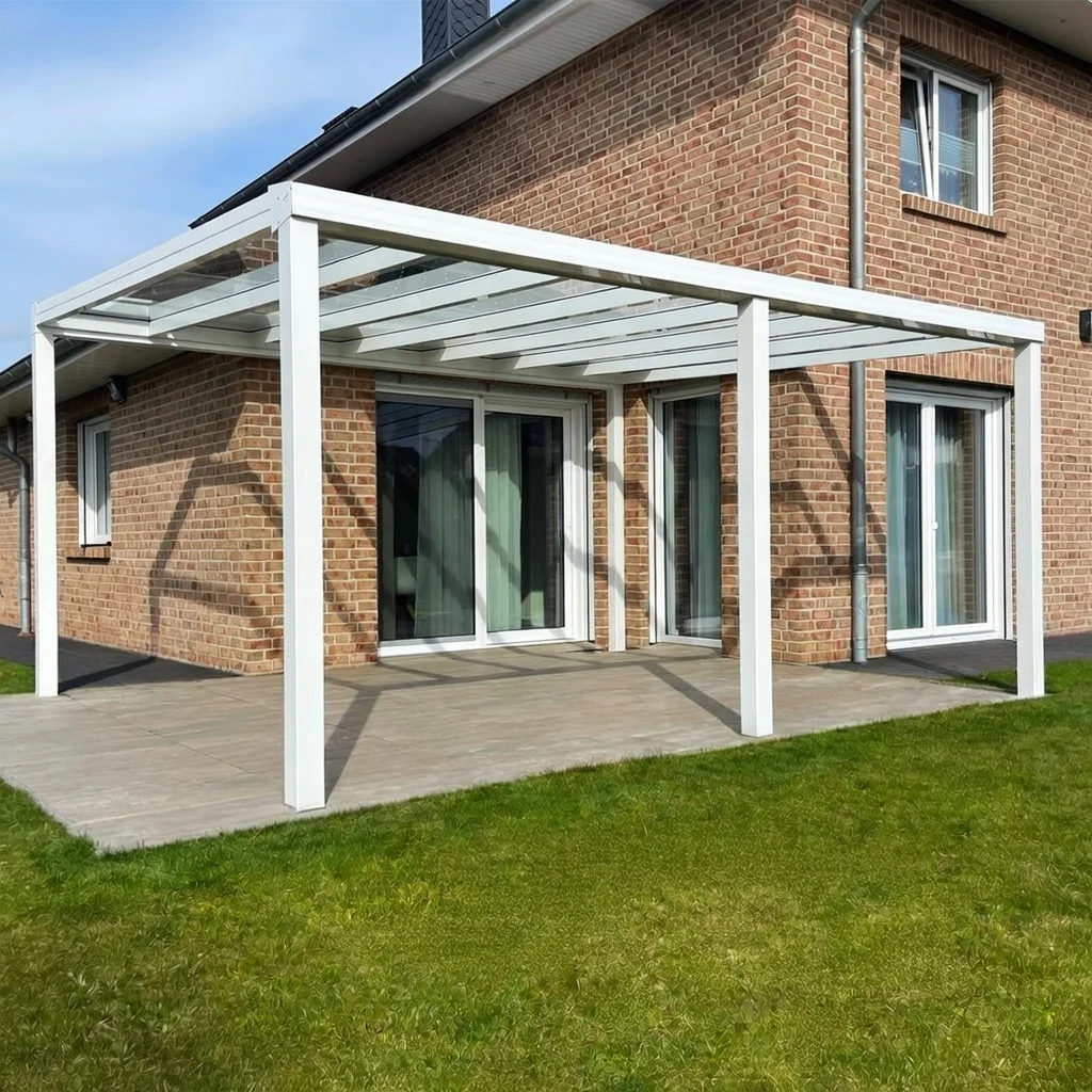 Weiße Aluminium-Terrassenüberdachung mit Glas in Langenfeld