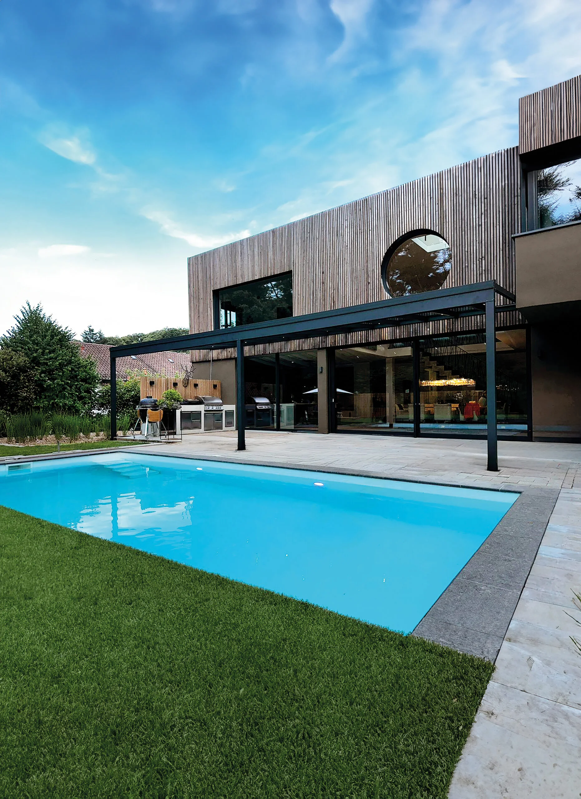 Terrassenüberdachung in Anthrazit an einer Luxusvilla mit Pool in Bergisch Gladbach