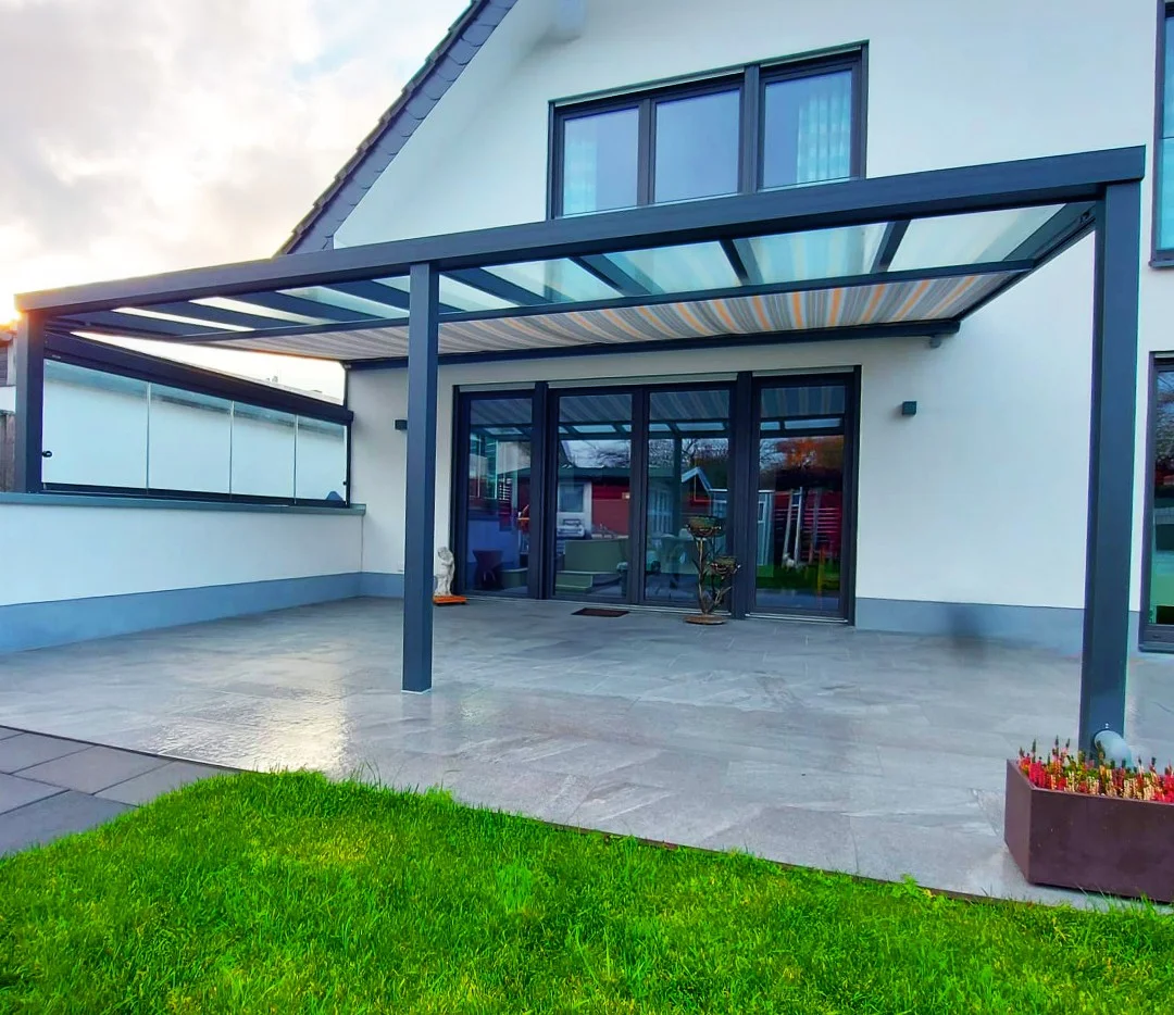 Terrassenüberdachung mit Glasdach in Anthrazit über einer großen Terrasse in Odenthal