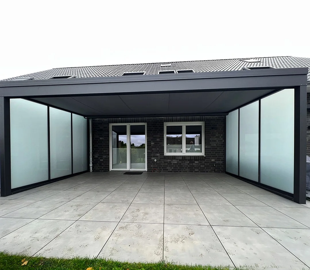 Verglaste Terrassenüberdachung mit Glasschiebewänden in Anthrazit in Köln