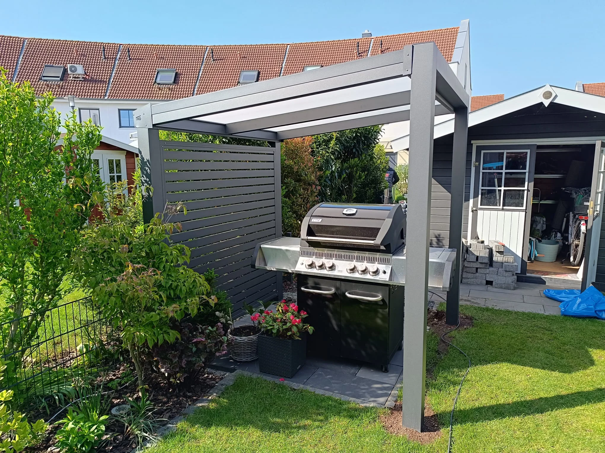 Überdachter Grillplatz mit Pergola in Anthrazit und Sichtschutz in Hilden