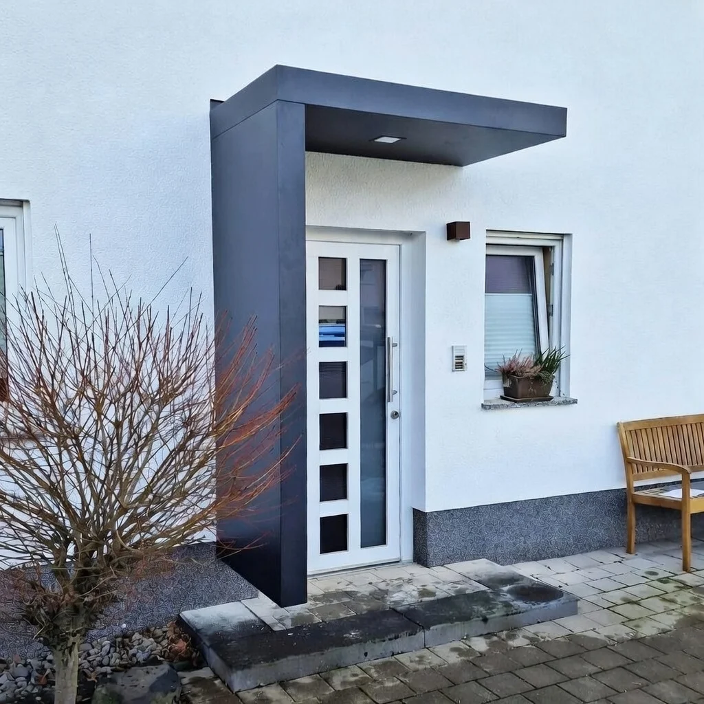 Aluminium-Vordach in Anthrazit mit geschlossenem Seitenpaneel in Burscheid