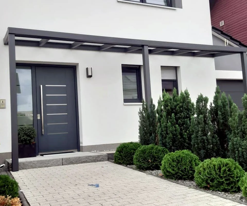 Breites Aluminium-Vordach mit Glasdach an der Hauseingangsfront in Leverkusen