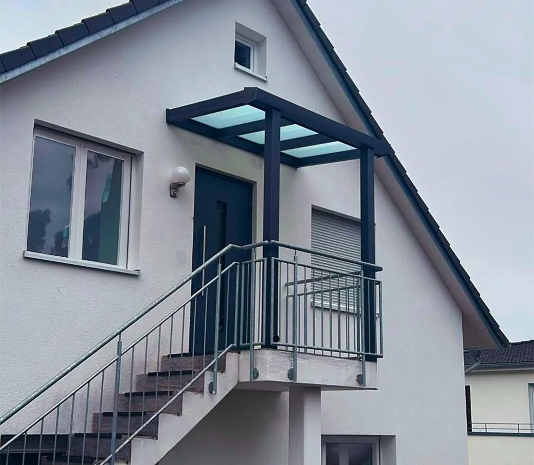 Aluminium-Vordach mit Glasdach über Außentreppe mit Geländer in Hilden