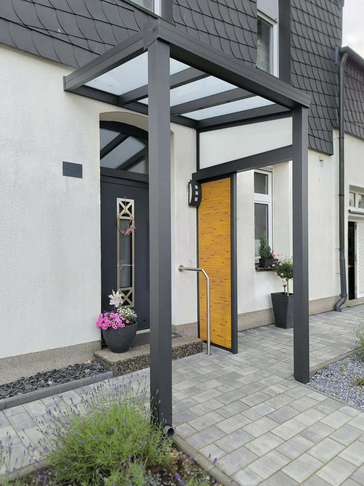 Freistehendes Aluminium-Vordach mit Glasdach in Langenfeld