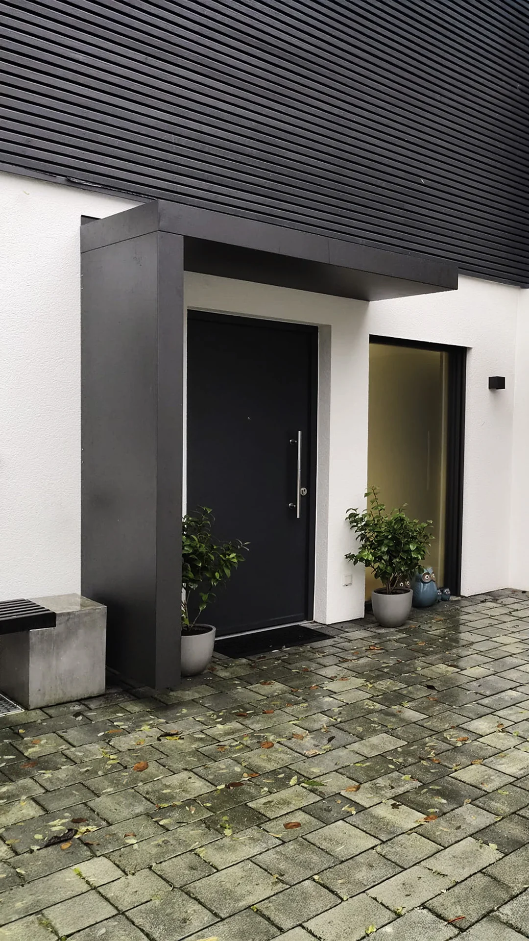 Vordach Anthrazit Lamellenfassade Seitenpaneel Hilden – Elsfen Bauelemente