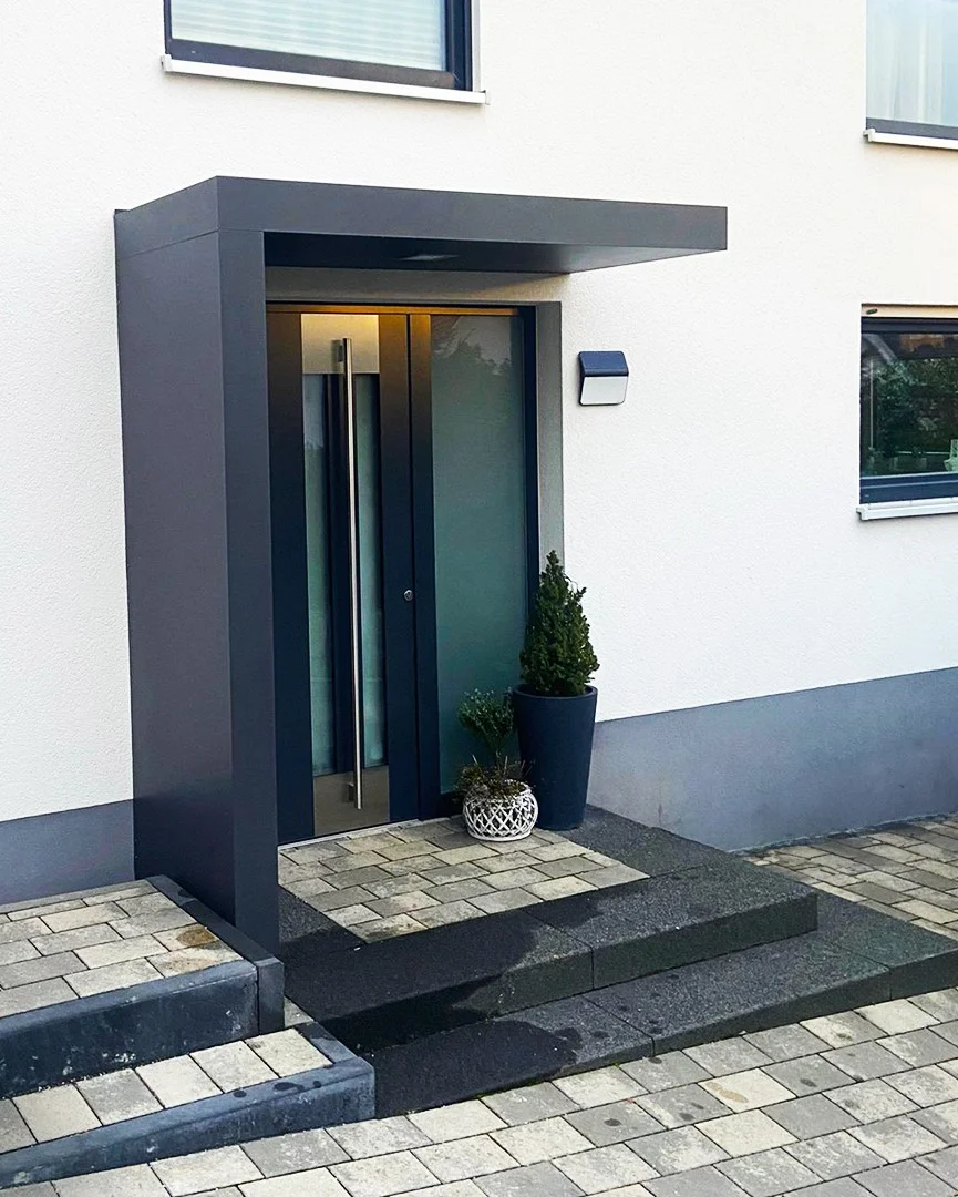 Box-Vordach in Anthrazit, dreiseitig geschlossen in Leverkusen