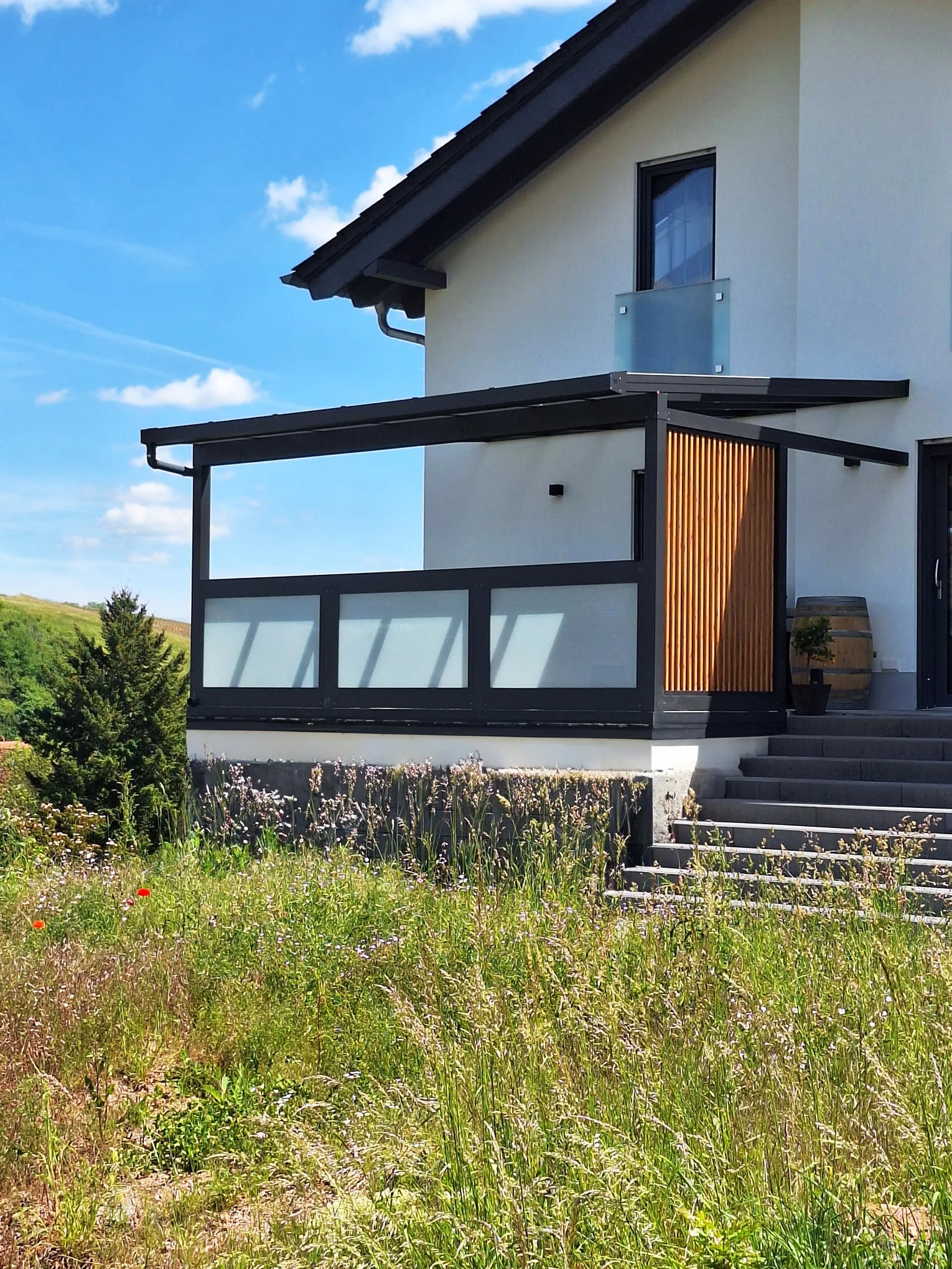 Vordach-Eingangsüberdachung in Anthrazit mit Glas-Seitenblenden als Sichtschutz