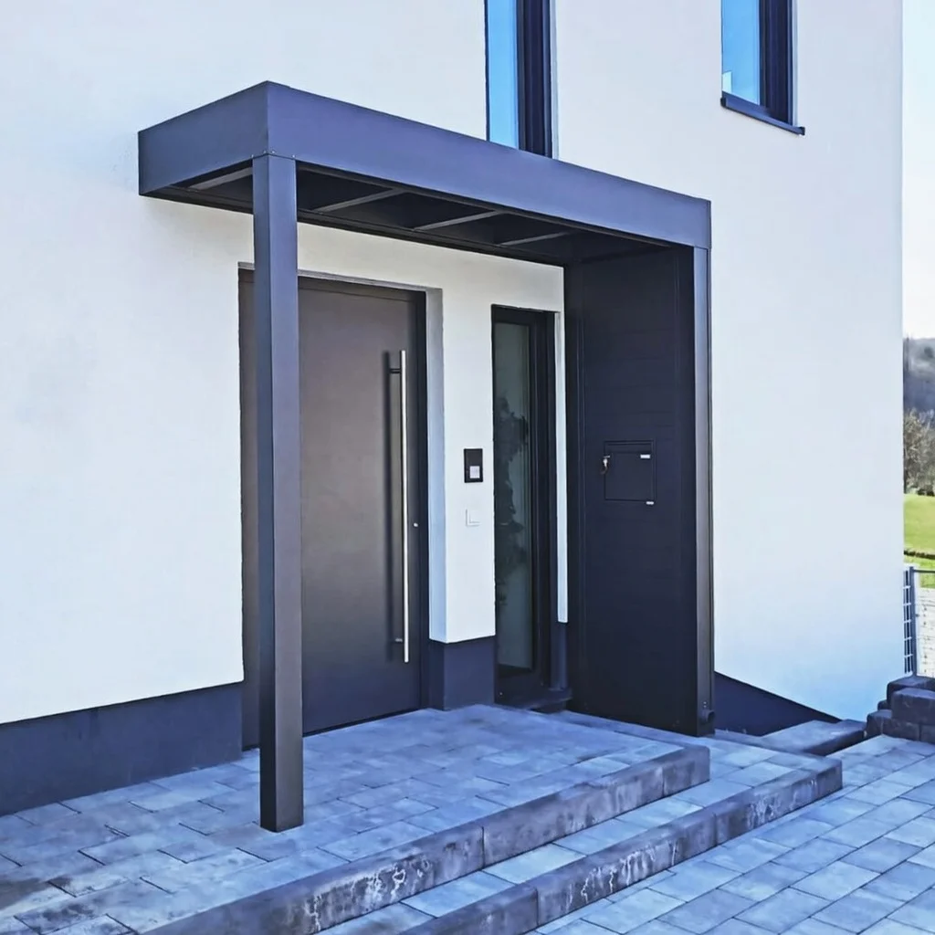 Freistehendes Vordach mit Säule und integriertem Briefkasten in Odenthal